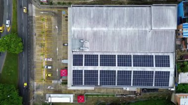 Güneş enerjili fabrikanın yenilenebilir enerjiyi kucaklayan hava görüntüsü. Yüksek kalite 4k görüntü