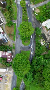 Trafiğin aktığı U dönüşü insansız hava aracı görüntüsü, Şehir Altyapısı. Yüksek kalite 4k görüntü