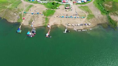 Calima Gölü 'ndeki turist limanı, Hava Aracı Tekne ve Su Sporları Manzarası. Yüksek kalite 4k görüntü