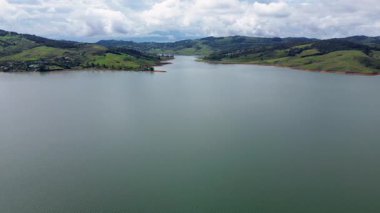 Rıhtım Limanı 'nda jet ski ve botla kayak yapan bir turist. Yüksek kalite 4k görüntü