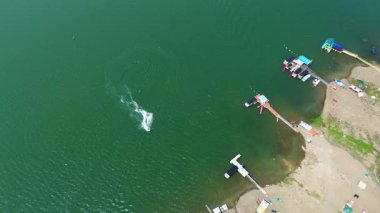 Scenic Waterfront Marina 'daki Jet Ski ve Su Faaliyetlerinin İHA görüntüsü. Yüksek kalite 4k görüntü