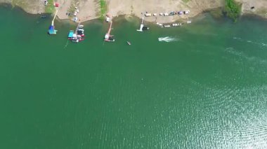 Jet Ski ve Turistli Calima Gölü Limanı, Seyahat Havacılık Videosu. Yüksek kalite 4k görüntü