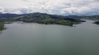 Turistler, tekneler ve su aktiviteleri, hava manzaralı Calima Gölü Marina 'sı. Yüksek kalite 4k görüntü