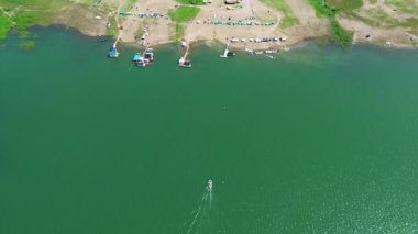 Calima Gölü Turist İskelesi 'nde rıhtım gezisi, İHA Perspektifi. Yüksek kalite 4k görüntü