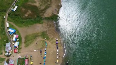 Calima Gölü Turizm Limanı 'nın İHA' sı, Sudaki Eğlence ve Spor. Yüksek kalite 4k görüntü