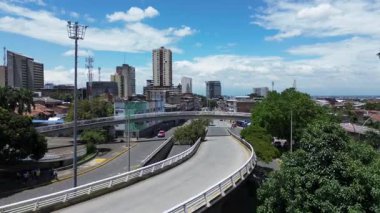 Cali şehir merkezi güneşli bir günde İHA tarafından yakalandı. Yüksek kalite 4k görüntü