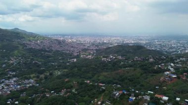 Cali 'nin ufuk çizgisi Farallone' lardan uzak görünüyor. Yüksek kalite 4k görüntü