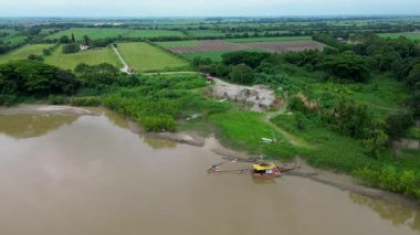 Cauca Nehri 'ndeki Dredging Machinery' nin insansız hava aracı görüntüsü. Yüksek kalite 4k görüntü