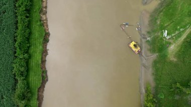 Ağır makineler Cauca Nehri 'ni kurutuyor. Yüksek kalite 4k görüntü
