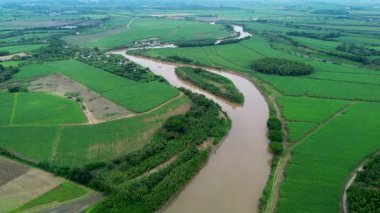Cauca River Virajları 'nın insansız hava aracı görüntüleri. Yüksek kalite 4k görüntü