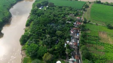 Cauca Nehri yakınlarındaki bir köyün insansız hava aracı görüntüsü. Yüksek kalite 4k görüntü