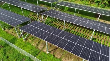 İnsansız hava aracının sürdürülebilir modelinde temiz enerji ve yeşil tarım. Yüksek kalite 4k görüntü