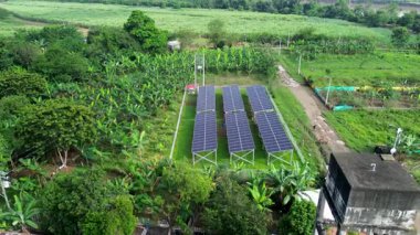Sürdürülebilir çiftçilikle yenilenebilir enerji köyünün havadan çekimi. Yüksek kalite 4k görüntü
