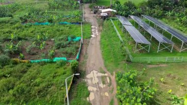 Kırsal kesimde sürdürülebilir enerjiye sahip organik ekinler ve güneş enerjisi. Yüksek kalite 4k görüntü