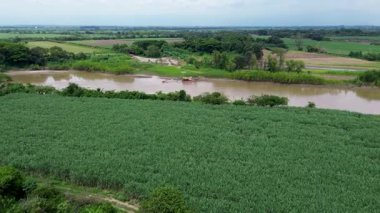 Cauca Nehri 'nde Drone' dan görülen kurutma makineleri. Yüksek kalite 4k görüntü