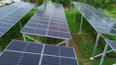 Güneş enerjisi ve tarım yukarıdan. Yüksek kalite 4k görüntü