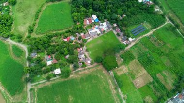 Kırsal bölgedeki tarım arazilerinin ve ekin desenlerinin insansız hava aracı görüntüsü. Yüksek kalite 4k görüntü