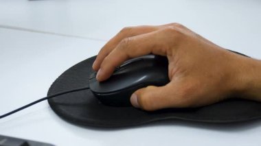 Bir Bilgisayar Faresini Tıklamak, Masada Fare Kullanmak, Kullanıcı Fare ile Tıklamak, Fare Tıklaması. Yüksek kalite 4k görüntü