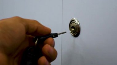 Kilit Açma, Anahtarı Ekleme ve Çevirme, Anahtarı Kilitte Çevirme, Anahtarı Açma. Yüksek kalite 4k görüntü