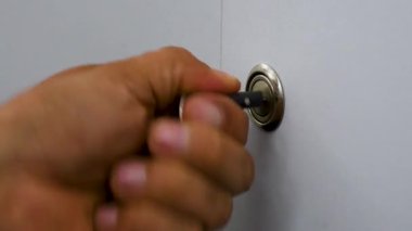 Anahtar Kilidi Açamıyor, Yanlış Anahtar Kilitte, Kapı Açılamıyor, Anahtar Sığıyor veya Döndürülemiyor. Yüksek kalite 4k görüntü