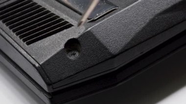 Bilgisayarın vidalarını sökmeye çalışmak, dizüstü bilgisayarın tamiri sırasında vidayla boğuşmak, vidaları sıkmak, Wont dönüşünü sıkmak, dizüstü bilgisayarın bakımını tornavidayla yapmak. Yüksek kalite 4k görüntü