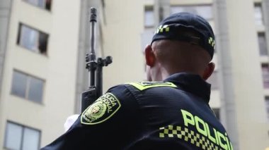 Geçit töreni sırasında yürüyen silahlı polis, saldırı tüfeğiyle Kolombiya polisi, tören sırasında güvenlik güçleri. Yüksek kaliteli FullHD görüntüler
