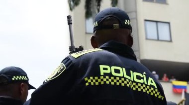 Tüfekli silahlı polisler, taktik üniformalı Kolombiya polisi, görevdeki silahlı kolluk kuvvetleri. Yüksek kaliteli FullHD görüntüler