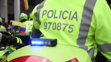 Motorlu polis devriyesi, Kolombiya polisi motosiklet sürüyor, kolluk kuvvetleri şehir devriyesinde. Yüksek kaliteli FullHD görüntüler