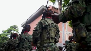 Savaşa hazır silahlı askerler, tüfekli askeri birlikler, savaşa hazır piyadeler. Yüksek kaliteli FullHD görüntüler