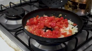 Pan 'da Domates ve Soğan Kızartma, Fırında Sebze Pişirme Yumurta, Kızartma Tavada Domatesli Kızartılmış Soğan. Yüksek kalite 4k görüntü