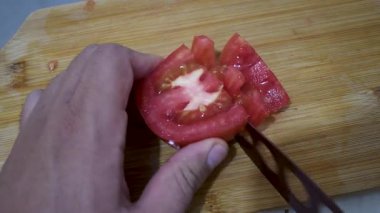 Tahta Tahta Tahtada Domates Kesme, Taze Domates Doğrama, Domatesli Mutfak Hazırlama. Yüksek kalite 4k görüntü