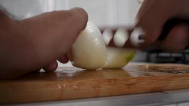 Yemek tarifi için beyaz soğan, elle dikte edilen soğan, mutfak masasında yemek malzemeleri. Yüksek kalite 4k görüntü