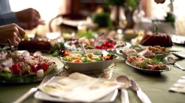Bir aile evinde cömert bir Paskalya yemeği yer..