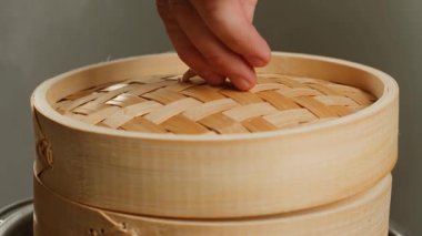 Geleneksel bambu buharlı buharda buharlaşan çeşitli renkli sebzelerin yakın çekimi..