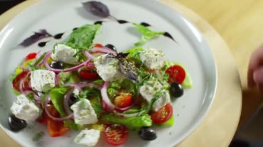Güzel bir porsiyon Yunan salatası, beyaz peynir, zeytin, domates, salatalık, kırmızı soğan ve taze fesleğen..
