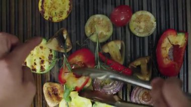 Mangal ızgarasında rengarenk sebzeler pişirirken yakın plan çekilen fotoğraflar..