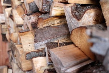 Odun yığını şömineye hazır.