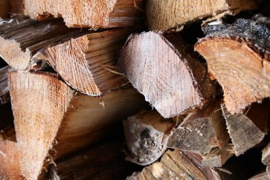 Yakacak odun yığını kullanılmaya hazır