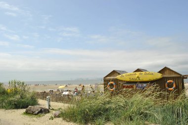 Honfleur, Fransa: 12 Haziran 2017: Plage du Butin 'de Honfleur, Calvados' da bir büfede.
