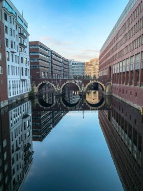 Hamburg kanallarındaki yansıma..