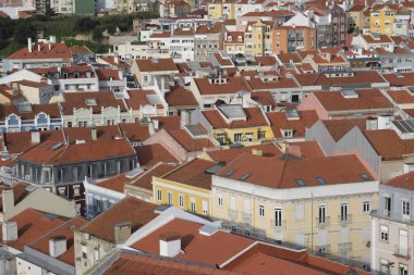 Porto, Portekiz şehir manzaralı binalar ve kırmızı çatılar.