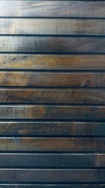 Kırsal ahşap levhalardan yapılmış kaplama yatay olarak yerleştirilmiş eşsiz bir doku oluşturuyor. 