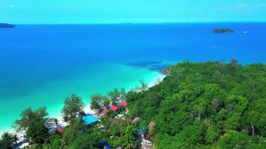 Bereketli Orman ve Turkuaz Okyanusu ile Tropikal Plajın Hava Aracı Manzarası. Sersemletici yukarıdan aşağıya insansız hava aracı görüntüleri, yemyeşil ormanın yumuşak beyaz kum ve kristal berrak turkuaz sularla buluştuğu tropikal bir kıyı şeridinin güzelliğini yakalıyor..