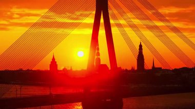 Askı Köprüsü Kızgın Günbatımına Karşı Siluet Gökyüzü Şehir Görünümü