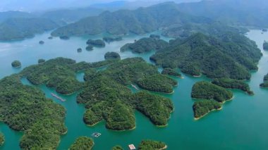 Bereketli Yeşil Adaları ve Mavi Suları olan Tropikal Takımadaların Hava Görünümü