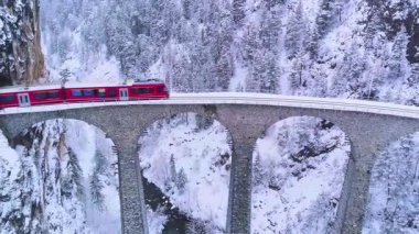 Kış Harikalar Diyarı 'nda Kızıl Tren Alp Viyana' sını geçiyor.