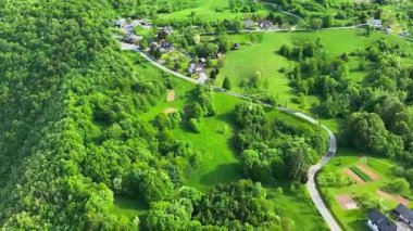 Yeşil Tepeler ve Kırsal Köy Yollarının Avrupa Manzaralı Hava Görüntüsü