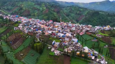 Terraced Hills 'in çevresindeki renkli dağ köyü Highland Tarım Topluluğunun havadan görüntüsüyle çevrili.