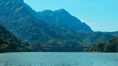 Phongsaly 'den Luang Prabang' a akan Laos 'taki Nam Ou Nehir Nehri.