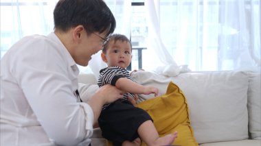 Baba ve oğul işten eve döndükten sonra birlikte oynuyorlar.